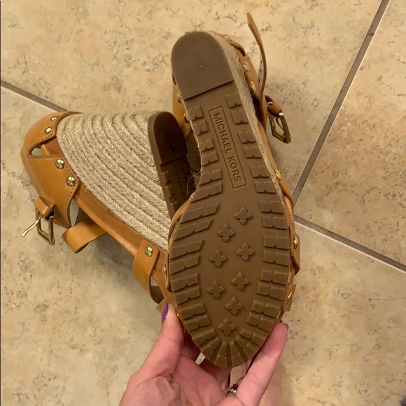 Michael Kors Jetsetter tan wedges Size 9 - Picture 2 of 3